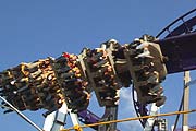 Bei "Inverted Coaster" hängen die Passagiere unter der Fahrbahn (Foto: Martin Schmitz)